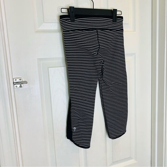 Ivivva Black and White Stripe Mesh Leggings Size 10 - Picture 7 of 11